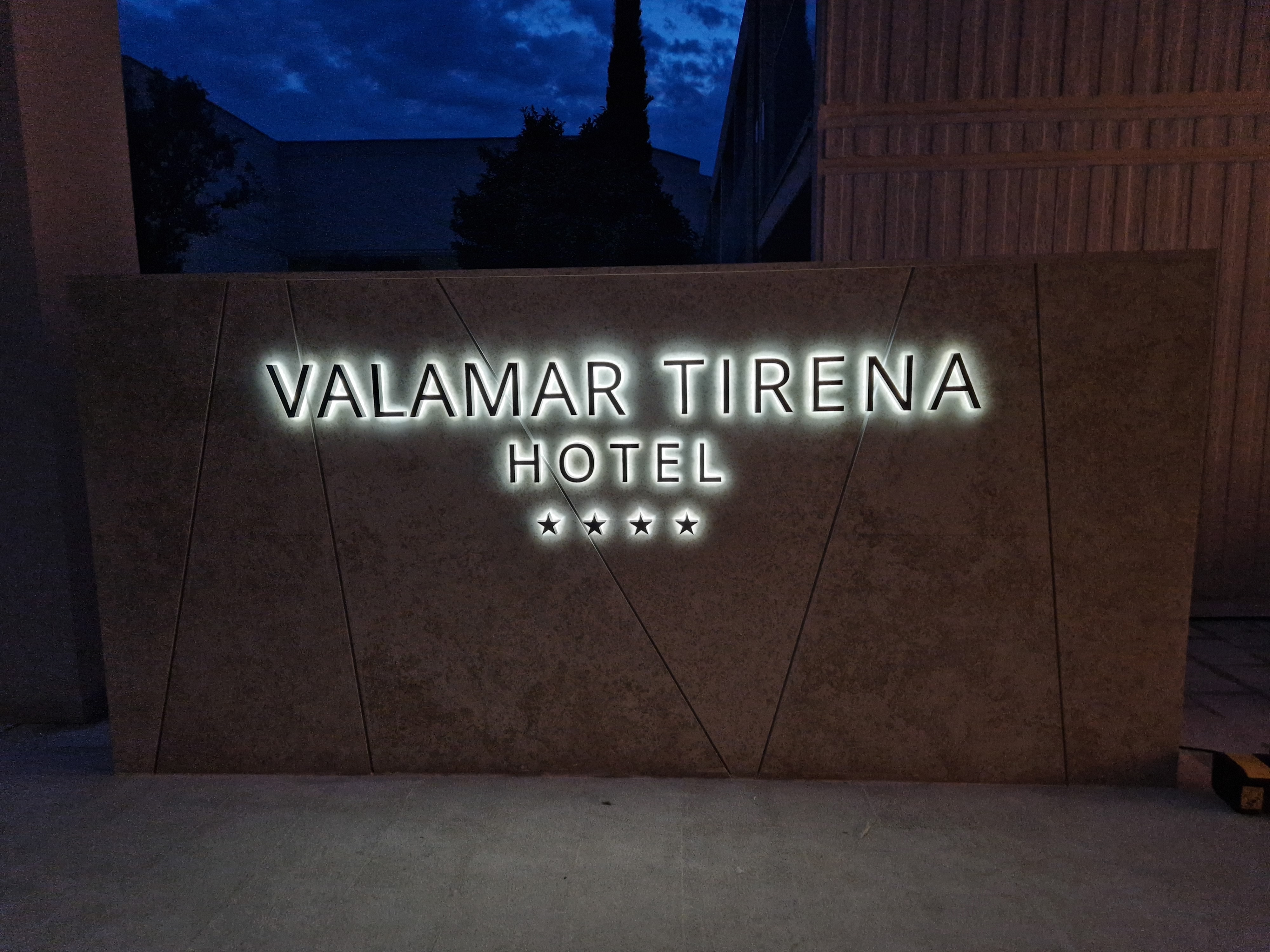 Valamar Tirena — Mavid izvedba