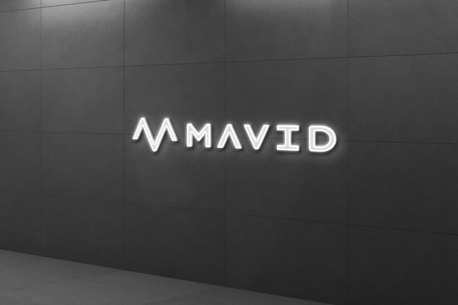 Mavid svjetleći 3D natpis na tamnom zidu